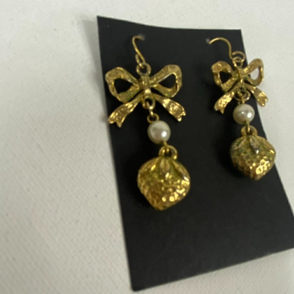 Vintage gold strawberries, bows and pearls dangle earrings - Picture 5 of 7